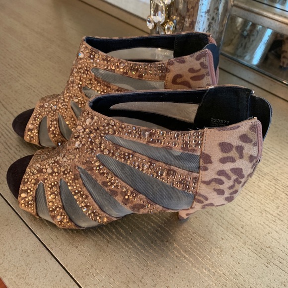 Shoes - never worn feels more like size 8- - Picture 3 of 5